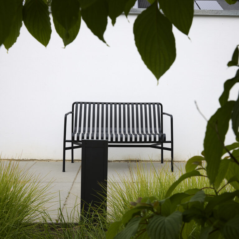 Hay bænk udenfor villa